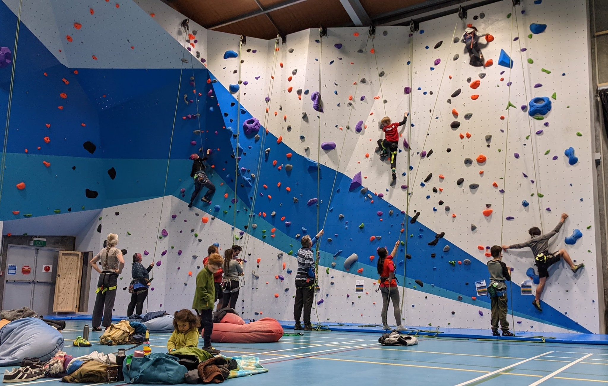 Искусство скалолазания: профессиональное обучение на современных стендах - 1